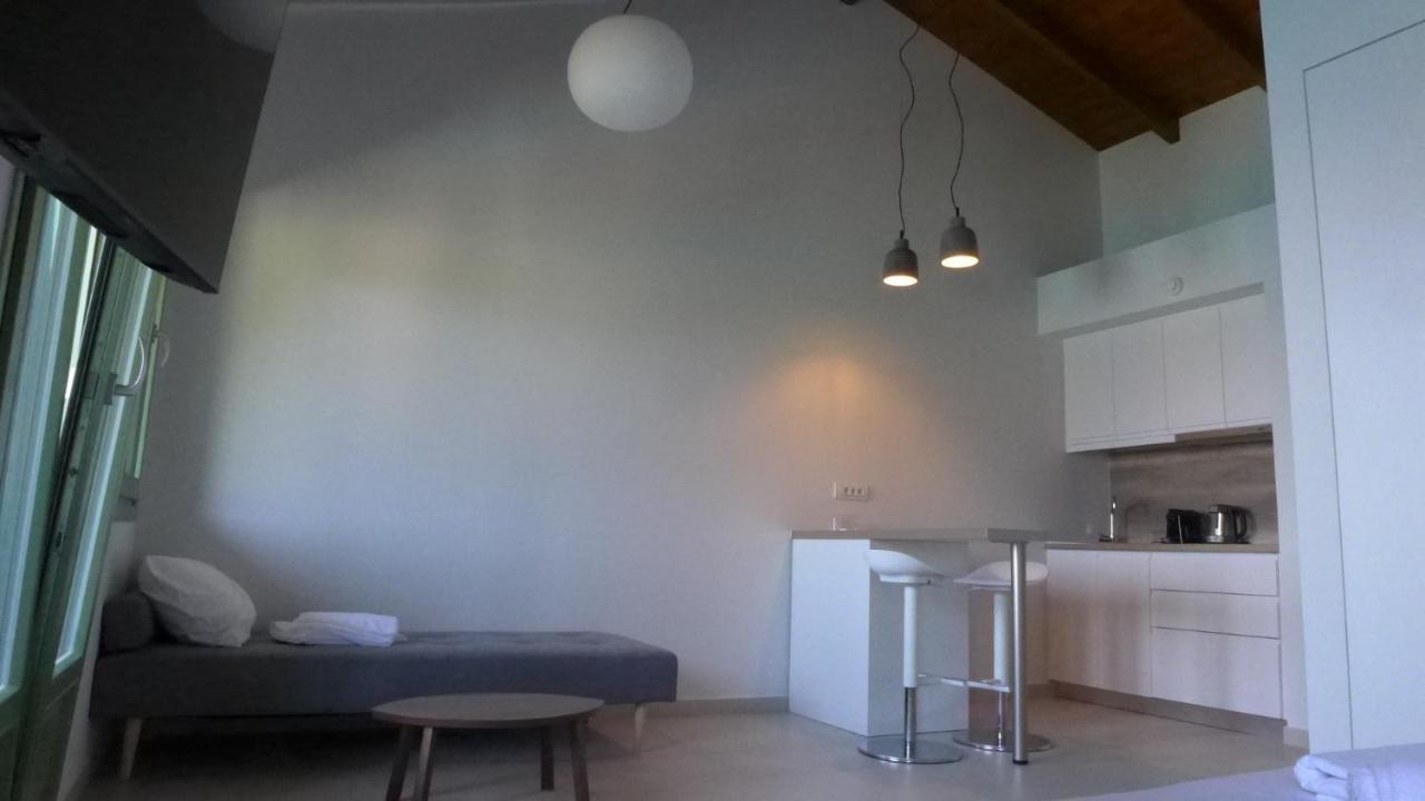 Caltabania Suites Áyios Nikítas Екстериор снимка