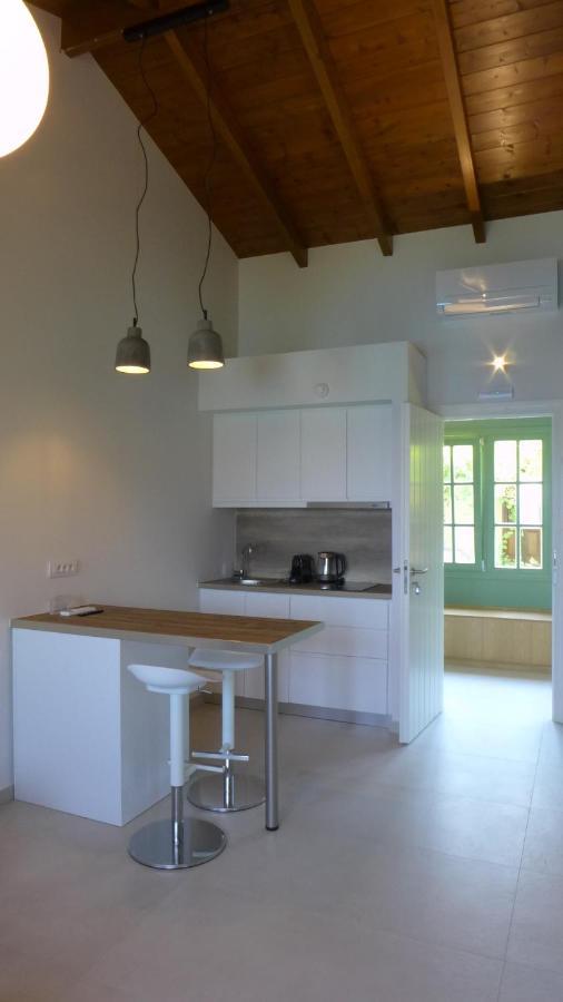 Caltabania Suites Áyios Nikítas Екстериор снимка