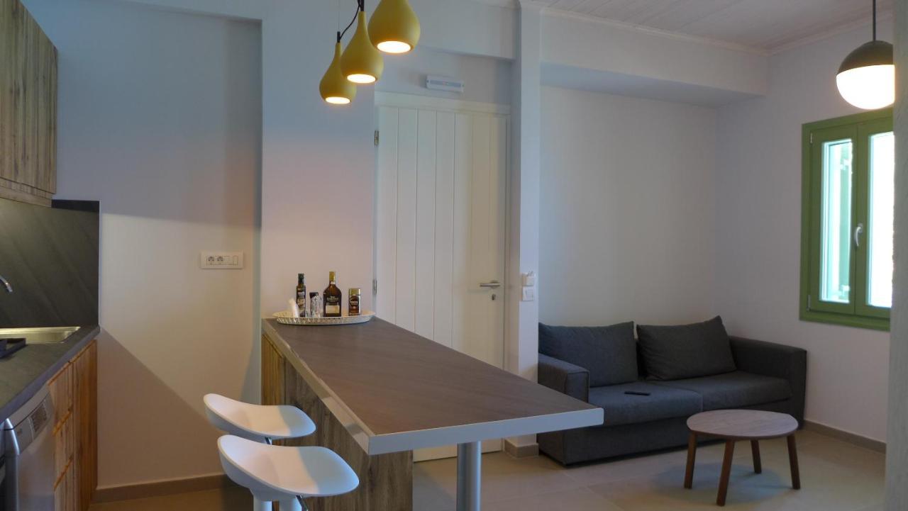Caltabania Suites Áyios Nikítas Екстериор снимка