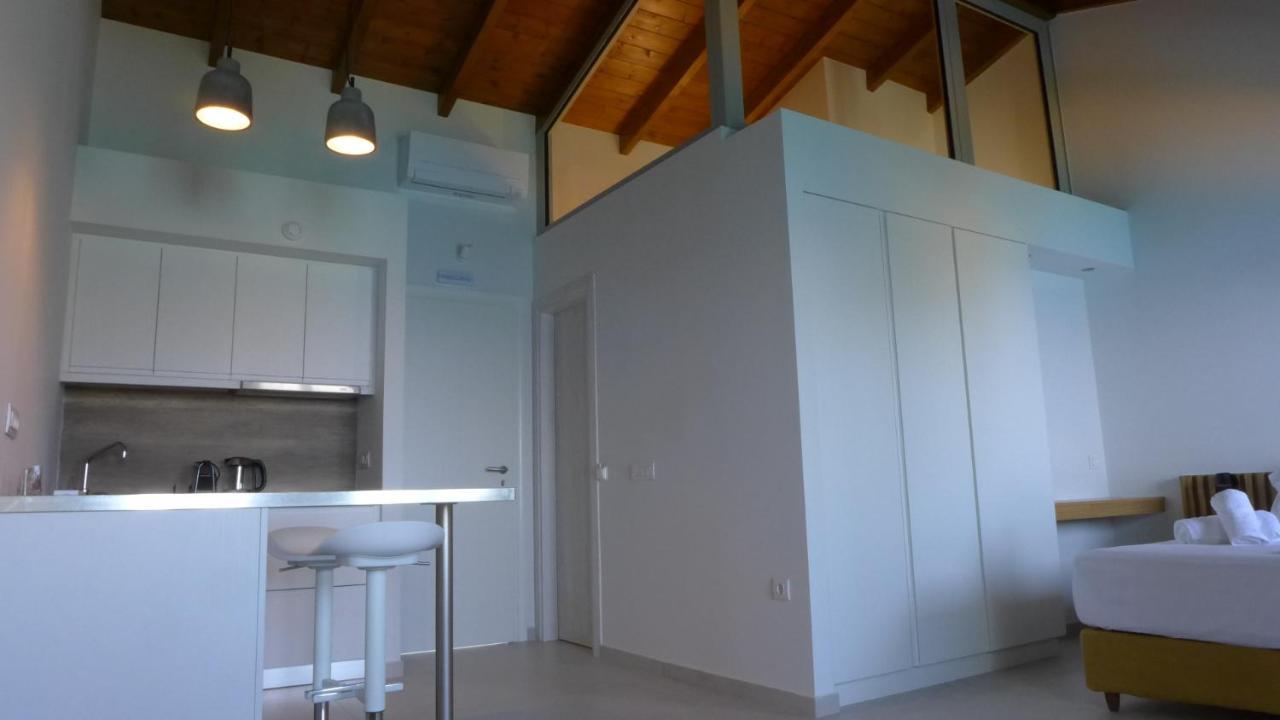 Caltabania Suites Áyios Nikítas Екстериор снимка